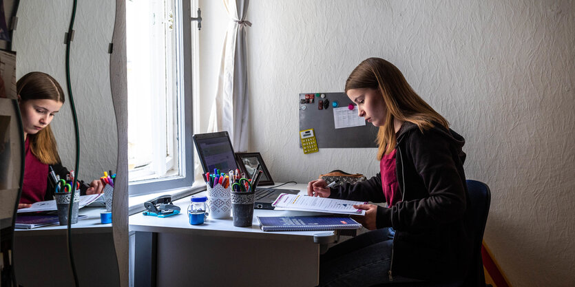 Die 16-jährige Zoe beim Homeschooling an ihrem Schreibtisch zuhause