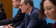 Das Foto zeigt Berlins Regierungschef Michael Müller und bene ihm die Senatsmitglieder Ramona Pop und Klaus Lederer.