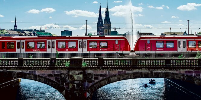 Ein Zug fährt über die Lombardsbrücke.