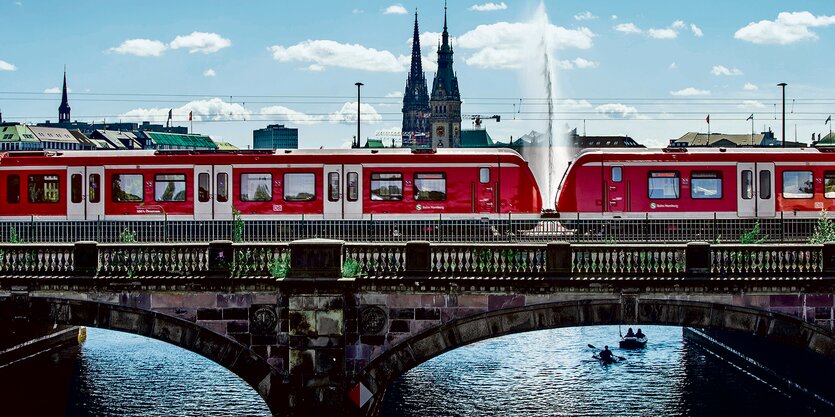 Ein Zug fährt über die Lombardsbrücke.