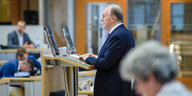 Ein Politiker am Rednerpult im Landtag von Sachsen-Anhalt