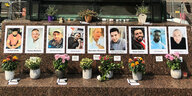 Die Portraits der Ermordeten mit Blumen am Marktplatz von Hanau