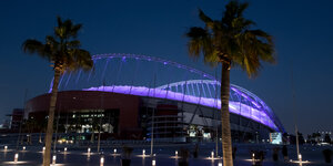 Das Stadion in Katar ist bei Nacht zu sehen