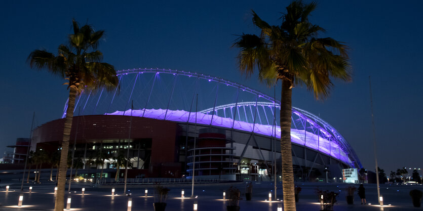 Das Stadion in Katar ist bei Nacht zu sehen