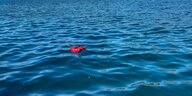 Eine Schwimmweste treibt im Meer vor Samos