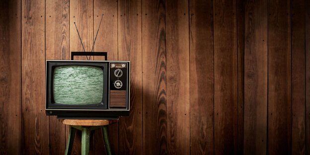 ein alter Fernseher mit Störung auf dem Bildschirm