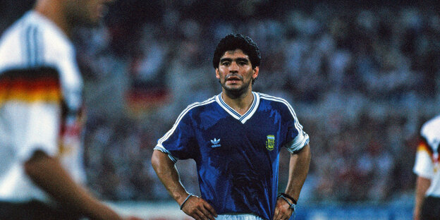 Maradona mit den Händen in den Hüften beim WM-Finale zwischen Argentinien und Deutschland