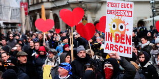 Demonstranten mit Herzchen und Plakaten