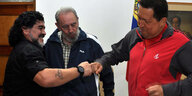 Maradona und Hugo Chavez grüßen sich mit der Faust
