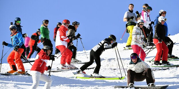 Eine Gruppe von Skifahrern auf einem Hang Eine Gruppe von Skifahrern auf einem Hang