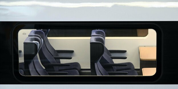 Zwei Sitzreihen des ICE durchs Fenster gesehen