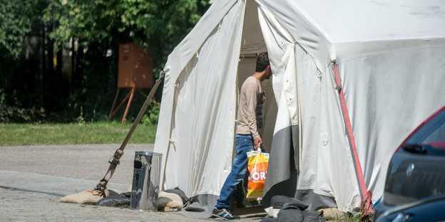 Flüchtling in einem Zelteingang
