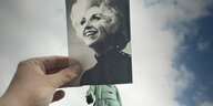 EIn Porträtfoto von Cazy Berberian vor dem Hamburger Schiller-Denkmal