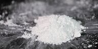 Ein Häufchen Kokain auf einer schwarzen Oberfläche