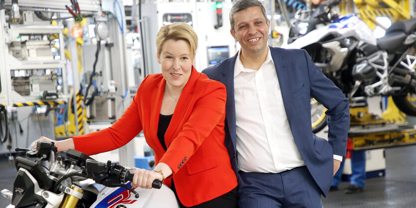 Franziska Giffey und Raed Saleh sitzen auf einem Motorrad