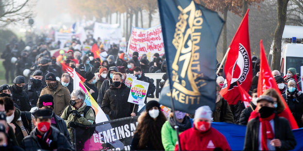 Hunderte Demonstrantinnen und Demonstrantinnen sind auf der Straße, um gegen die rechte AfD zu demonstrieren