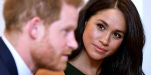 Meghan blickt ihren Ehemann Prinz Harry liebevoll an