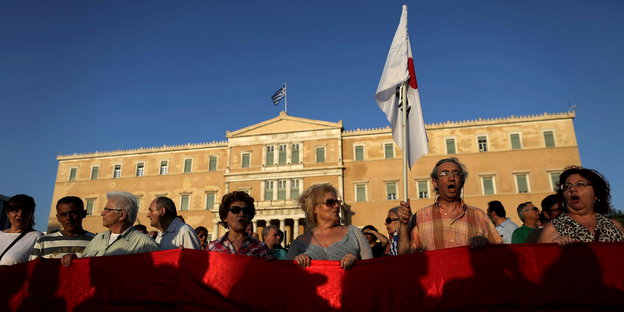Demonstranten mit einem Banner in Athen