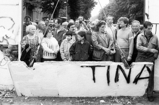 Menschen stehen an der Bernauer Straße Ecke Ackerstraße