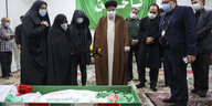 Eine Gruppe Trauernder steht vor dem offenen Sarg des ermordeten iranischen Kernphysikers Fachrisadeh