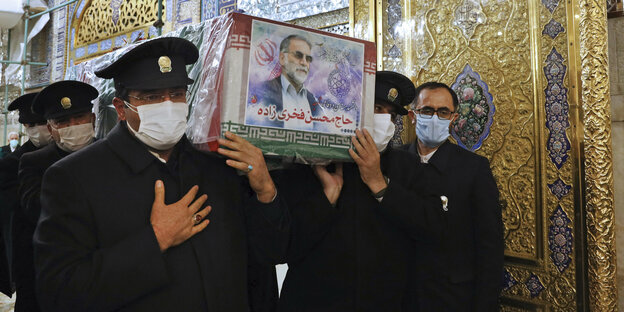 Menschen tragen den Sarg des ermordeten iranischen Atomphysikers Mohsen Fachrisadeh