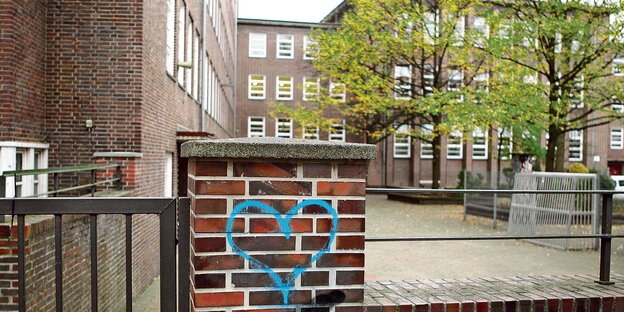 Schultor mit Graffiti in Herzform