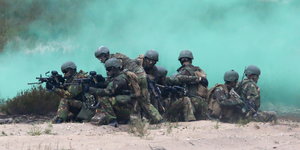 NATO-Soldaten sind in Rauchschwaden gehüllt.