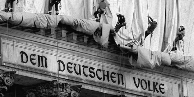 Der Reichstag wird verhüllt Der Reichstag wird verhüllt