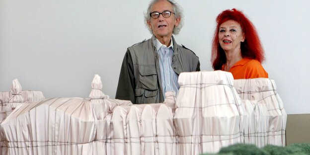 Christo und Jeanne-Claude vor einem Reichstagsmodell