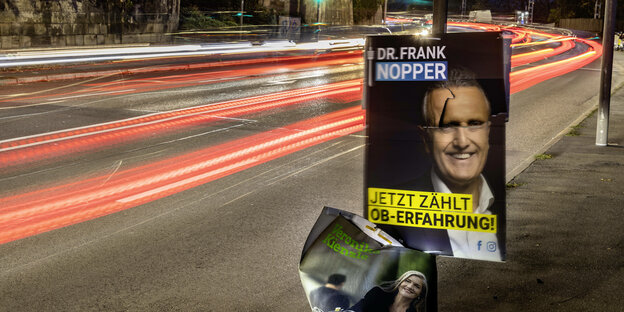 Wahlplakat vom neuen CDU-Oberbürgermeister Frank Nopper an einer Strasse. unter dem Ülakat ist ein weiteres kaputtes Wahlplakat von den Grünen