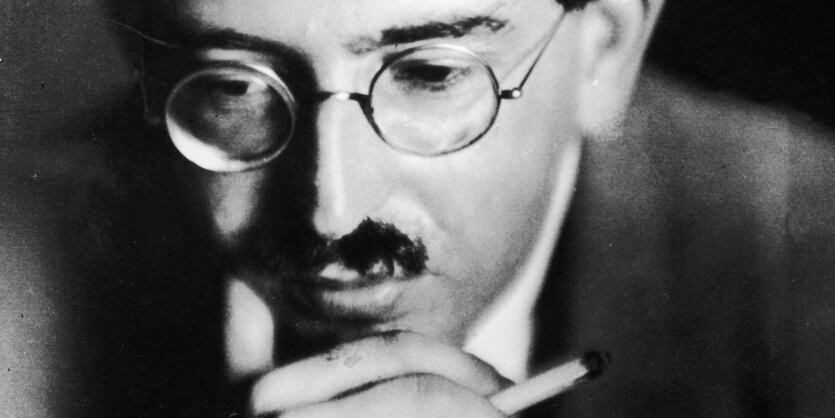 Schwarzweißfoto von Walter Benjamin mit Zigarette