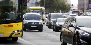 Zwei Gelbe Busse und Autos im Berliner Berufsverkehr