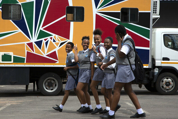 Schulmädchen passieren eine mobile Klinik , die vom Reproduktive Gesundheits- und HIV-Institut (RHI) in Soshanguve, nördlich von Pretoria betrieben wird