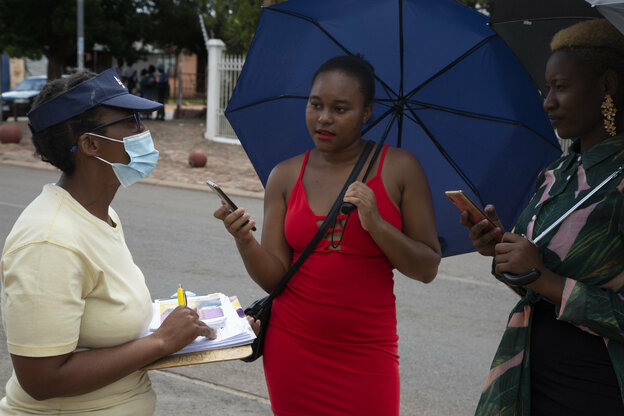 Eine Beraterin (links) bespricht mit Frauen die Verwendung von PrEP-Medikamenten und die Prävention von HIV-Infektionen in der Gemeinde Soshanguve nördlich von Pretoria, Südafrika,