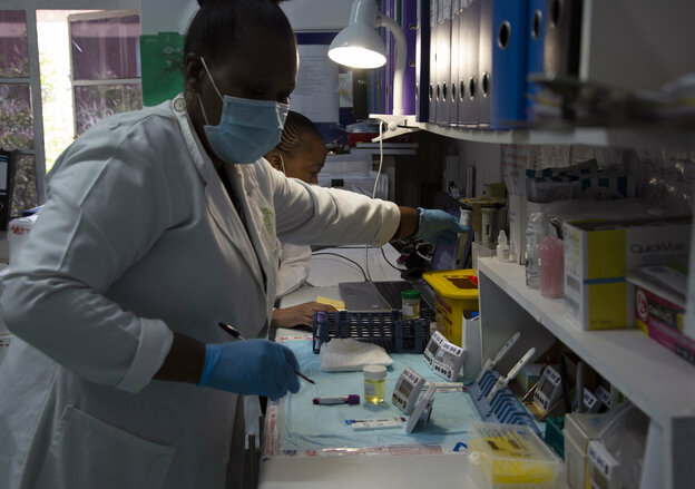 Labortechniker testen eine Blutprobe auf eine HIV-Infektion am Institut für Reproduktive Gesundheit und HIV (RHI) in Johannesburg