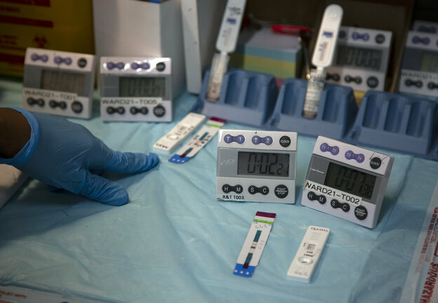 Labortechniker testen eine Blutprobe auf eine HIV-Infektion am Institut für Reproduktive Gesundheit und HIV (RHI) in Johannesburg.