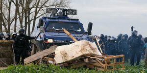 Die Polizei geht im Dannenröder Forst gegen Demonstranten vor und räumen Baumhausdörfer
