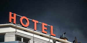 unkle Wolken ziehen über einem Hotel in der Stuttgarter Innenstadt