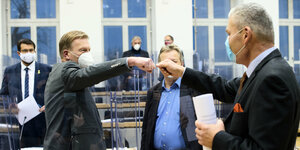 CDU-Mitglieder begrüssen sich mit der Faust im Plenarsaal des Landtags