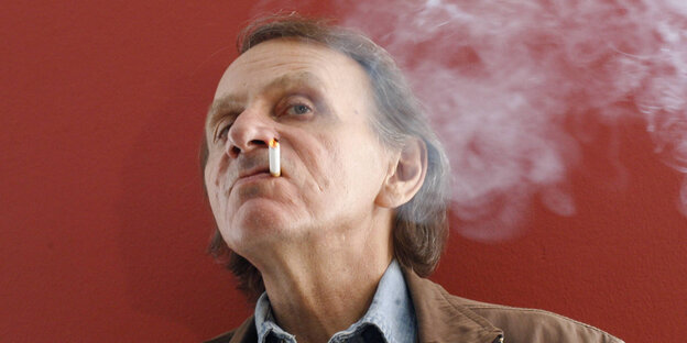 Der Schriftsteller Houellebecq mit Zigarette im Mund