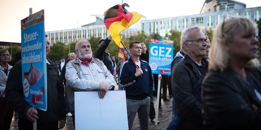 AfD-Anhänger bei einer Wahlkampfkundgebung der AfD