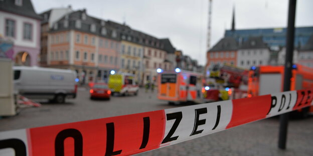 Rettungskräfte hinter einem Polizei-Absperrband in der Fußgängerzone von Trier am Dienstagnachmittag