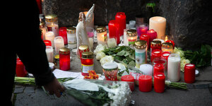 Kerzen und Karten im Gedächtnis an die Opfer der Amokfahrt in der Innenstadt von Trier