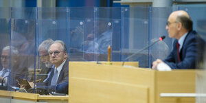 Ministerpräsident von Sachsen-Anhalt Reiner Haseloff bei der CDU-Fraktionssitzung am Dienstag sitzt im Plenarsaal des Landtages hinter Plexiglasscheiben
