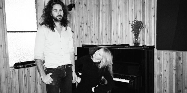 Luluc: Steve Hassett und Zoë Randell und sind hier neben einem Piano zu sehen
