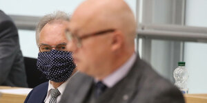 Ministerpräsident Reiner Haseloff (l) traegt gesichtsmaske und schaut zum Fraktionsvorsitzenden der AfD Oliver Kirchner