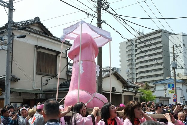 Zum Fest des stählernen Penis wir ein Pinker grpßer Penis in einem Schrein durch die Straßen getragen