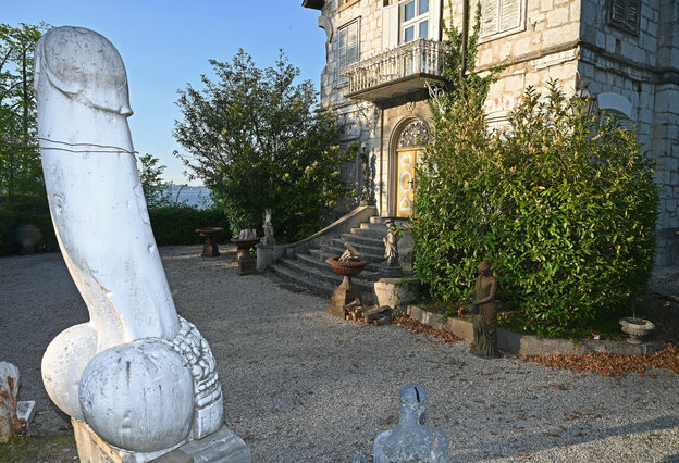 Traunkirchen, Österreich. Das Bild zeigt die Skulptur eines überdimensional großen Penis im Garten der Russenvilla in Traunkirchen
