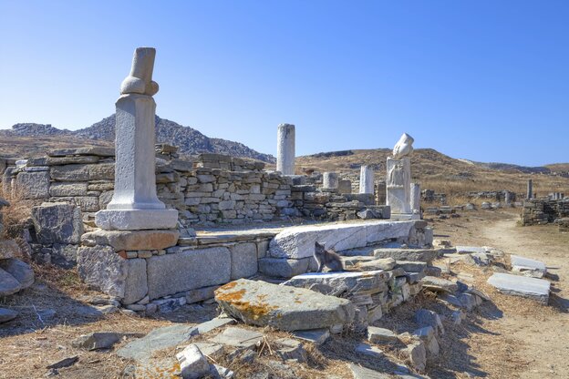 Überreste eines Tempels mit abgebrochenen Phallus-Skulpturen aus Stein