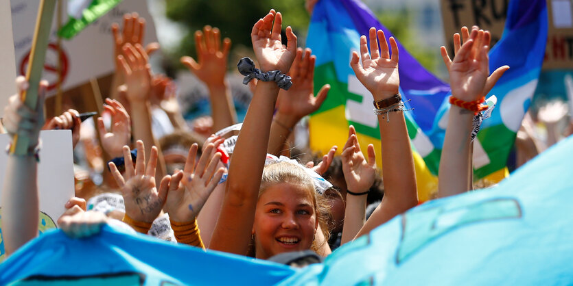 Demonstrierende Schüler halten während einer Fridays for Future-Demo im Juni 2019 in Aachen die Hände in die Höhe